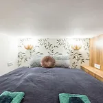 Vibrant Arty Home In Central Budapest
