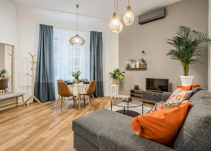 Vibrant Arty Home In Central Budapest