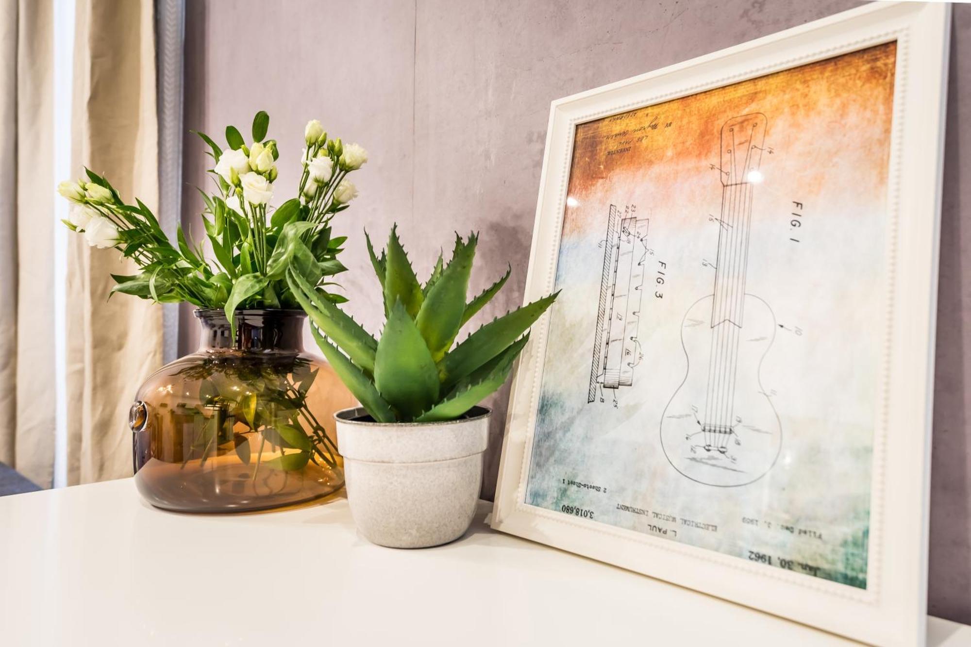 Vibrant Arty In Apartment