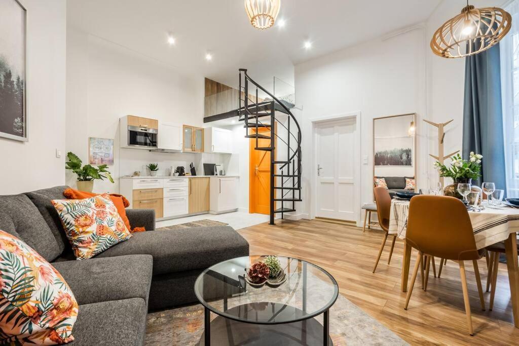 Vibrant Arty In Apartment Budapest