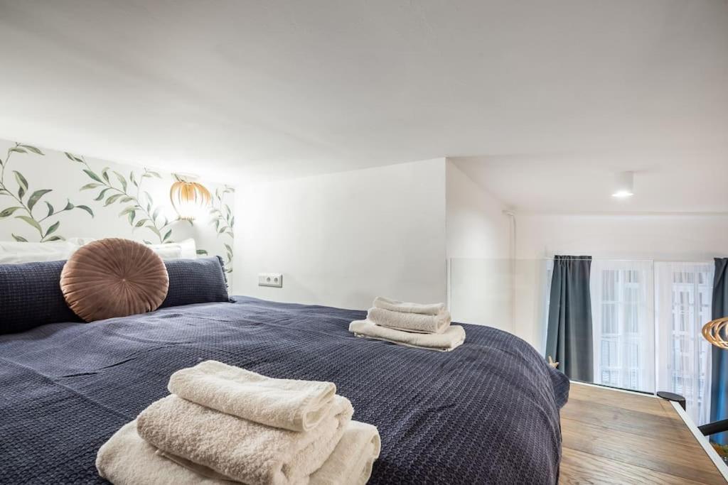Apartment Vibrant Arty In Budapest