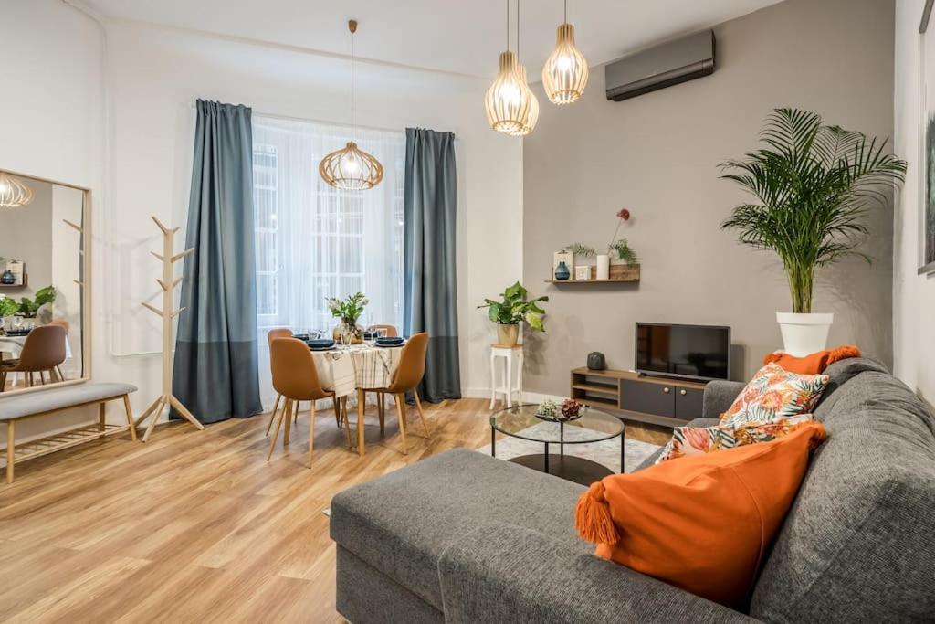 Apartment Vibrant Arty In Budapest